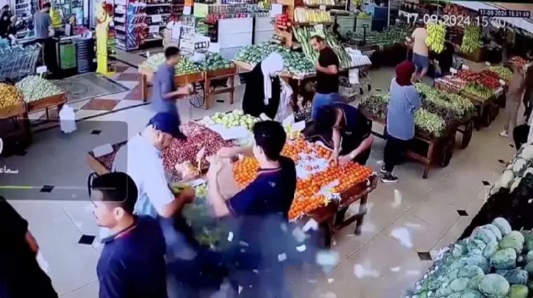 El momento en el que al parecer un aparato buscapersonas explota en el bolsillo de un hombre mientras estaba en un supermercado. Foto: Reuters