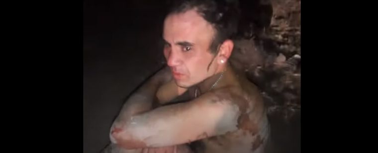 El ladrón fue golpeado y despojado de su ropa por los vecinos Foto: Captura