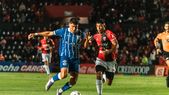 Martín Pino, centrodelantero de Godoy Cruz, disputa el balón con Toledo, volante de Colón.&nbsp;