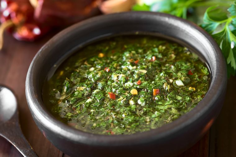Existe una receta llamada chimichurri rojo, que incluye pimentón o tomate seco y es más suave y dulce. Existe una receta llamada chimichurri rojo, que incluye pimentón o tomate seco y es más suave y dulce.
