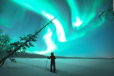 astronauta filma la aurora polar y aparecen 5 ovnis volando alineados