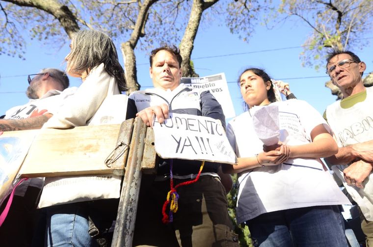 Los carteles en la marcha frente a Olivos. Foto: MDZ Los carteles en la marcha frente a Olivos. Foto: MDZ