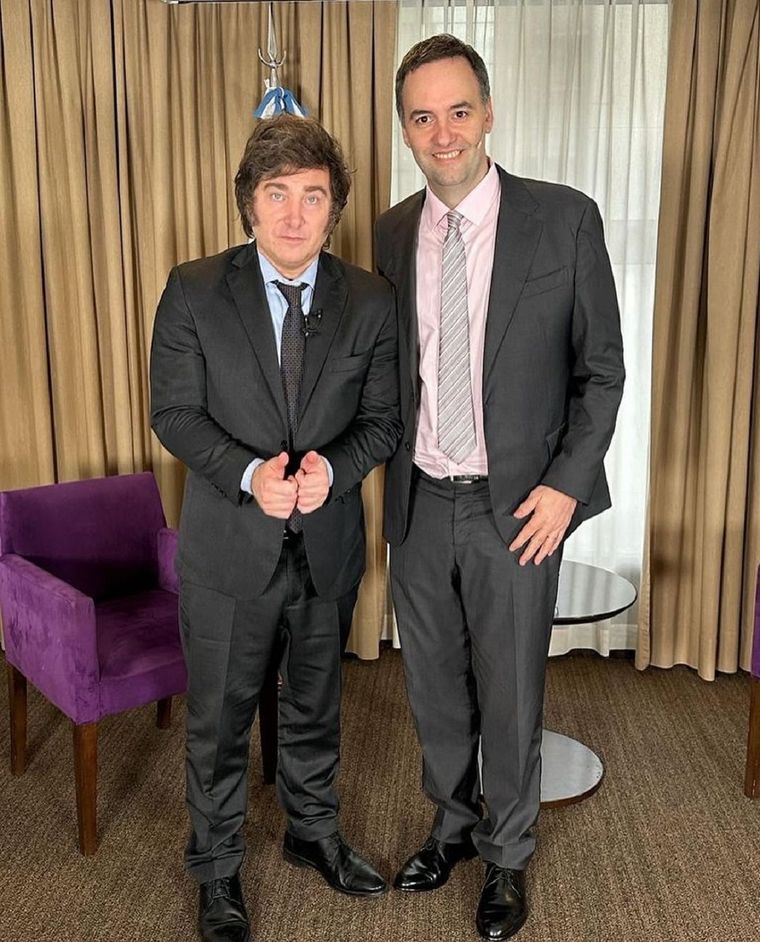 Javier Milei junto a Manuel Adorni, el elegido como vocero presidencial Foto: Instagram Adorni