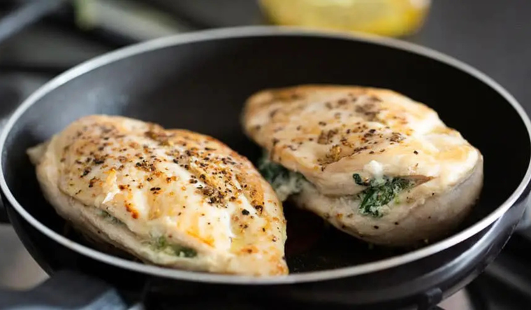 Pechuga de pollo rellena con espinacas y queso: alta en proteína y sabor Foto: Shutterstock