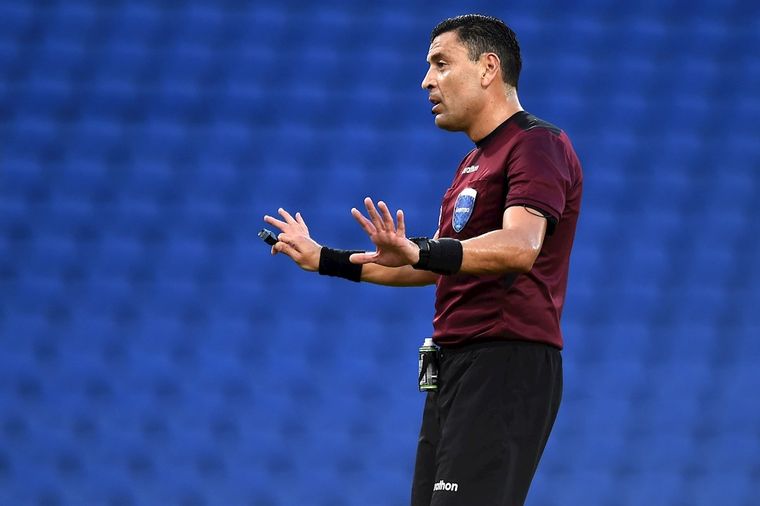Roberto Tobar y el VAR quedaron en el ojo de la tormenta por el partido de ayer Foto: EFE