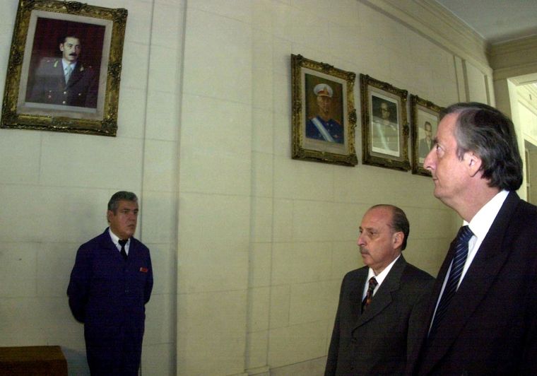 El día en que Néstor Kirchner ordenó bajar los cuadros de Videla y Bignone Foto: Noticias Argentinas