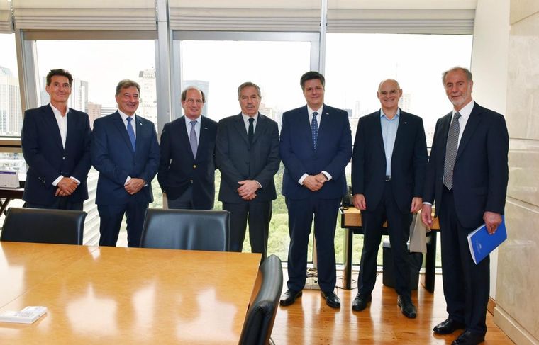 El canciller Felipe Solá con directivos de Adefa.
