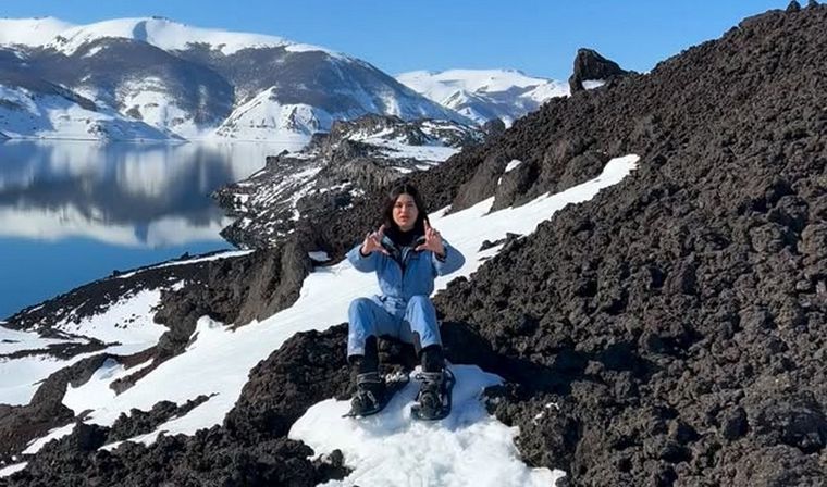 Influencer brasileña denunció xenofobia en el centro de esquí Valle Nevado por parte de un instructor argentino.