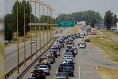Intenso tránsito en Ruta 11 y en Autovía 2 hacia la Costa Atlántica en el inicio del fin de semana largo. Foto: NA
