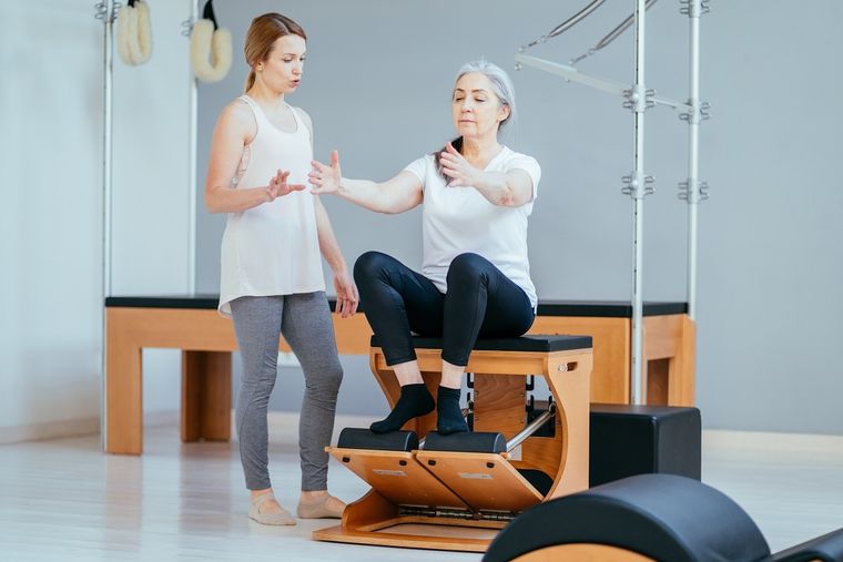 El pilates es una de las actividades más beneficiosas para mujeres mayores Foto: Shutterstock.