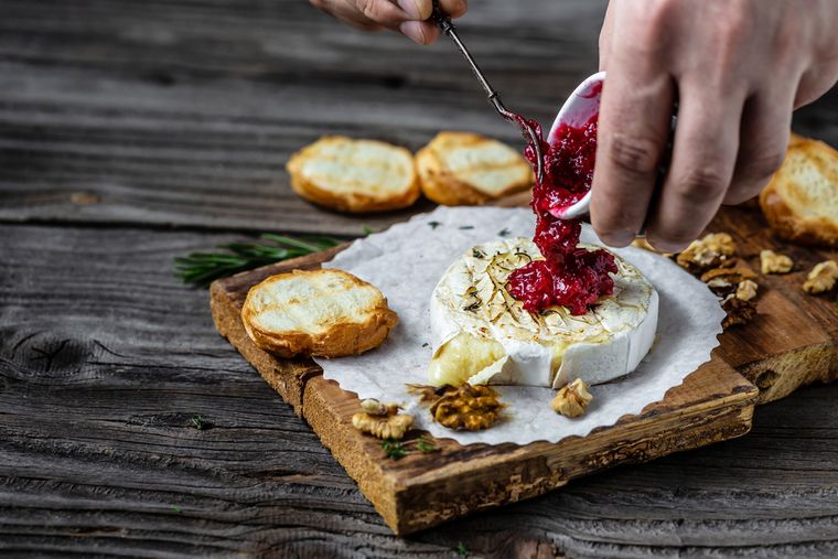El queso Camembert proviene de Normandía, Francia, y la receta tradicionalmente se elaboraba a mano en pequeñas granjas desde el siglo XVIII. El queso Camembert proviene de Normandía, Francia, y la receta tradicionalmente se elaboraba a mano en pequeñas granjas desde el siglo XVIII.