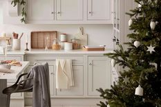 Estos toques finales garantizarán que todo lo que tenga que hacer cuando lleguen los invitados sea socializar.(Crédito de la imagen: Layered Lounge)