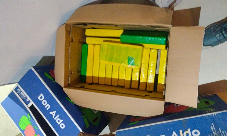 El Gobierno expuso los resultados del operativo que incautó casi 91 kilos de droga y más de 80 mil dólares durante allanamientos en Maipú y Guaymallén.  