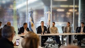 Jorge Macri, junto a representantes sindicales de taxis y empresarios de aplicaciones de viajes. Jorge Macri, junto a representantes sindicales de taxis y empresarios de aplicaciones de viajes.