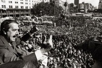 MDZol | Hace cuarenta años Raúl Alfonsín era elegido presidente derrotando al peronismo. La esperanza inundó al país, no sólo entre sus mayoritarios votantes. Foto: Victor Bugge