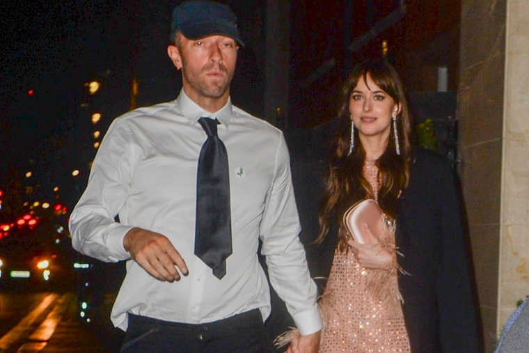 CHRIS MARTIN Y DAKOTA JOHNSON ESTÁN MUY ENAMORADOS. LA PAREJA CONVIVE Y LLEVA CUATRO AÑOS DE AMOR.