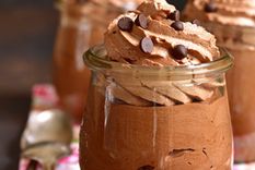 Torta con mousse de dulce de leche casera.