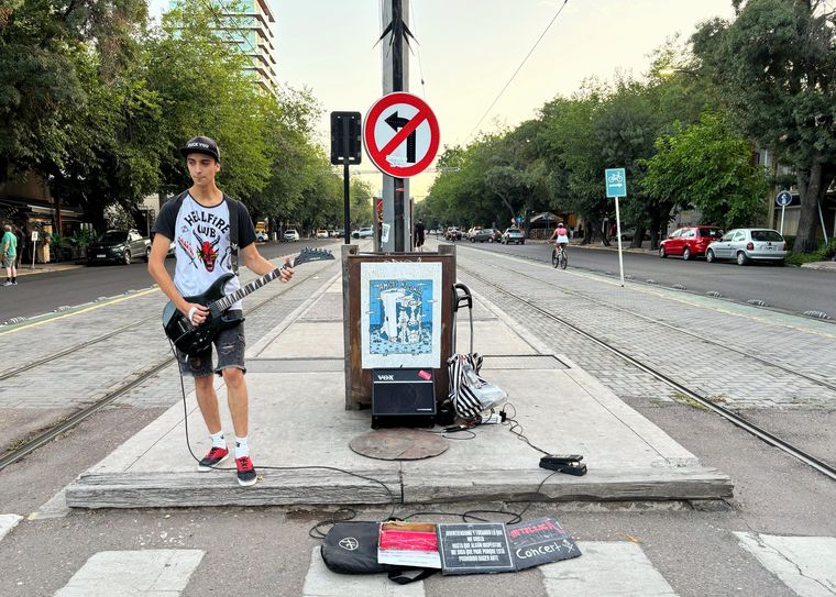 Cansado de la rutina de su trabajo formal, Emmanuel convirtió la música en su forma de vivir. Cansado de la rutina de su trabajo formal, Emmanuel convirtió la música en su forma de vivir.