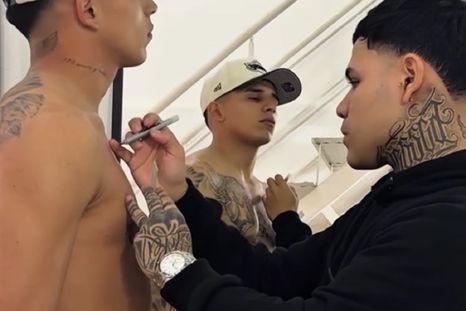 Flores fue protagonista ante Recoleta y luego se realizó un enorme tatoo. Flores fue protagonista ante Recoleta y luego se realizó un enorme tatoo.
