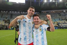 El Dibu Martínez y la Pulga Messi, abrazados en el Maracaná Foto: AFA