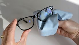 Limpiar los anteojos de forma correcta ayuda a cuidar los cristales y prolongar su vida útil. Limpiar los anteojos de forma correcta ayuda a cuidar los cristales y prolongar su vida útil.