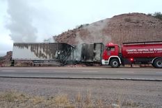 El incendio se inició en el semirremolque del camión. El incendio se inició en el semirremolque del camión.