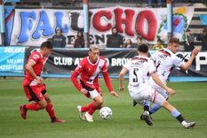 Herrera controla la pelota ante la marca de Brown. Foto: Deportivo Maipú