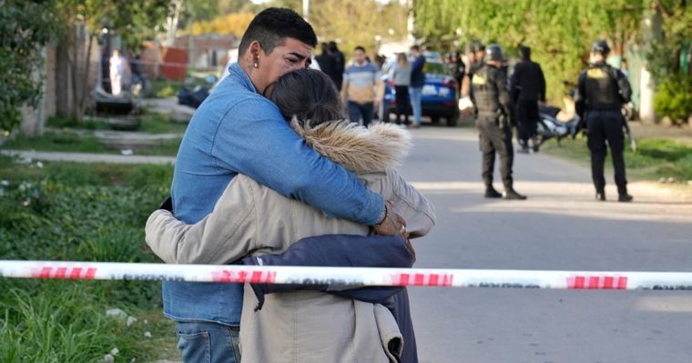 Familiares de las jóvenes en la escena del crimen Foto: rosario3.com