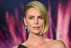 Charlize Theron tuvo una tormentosa infancia y relación con su padre.