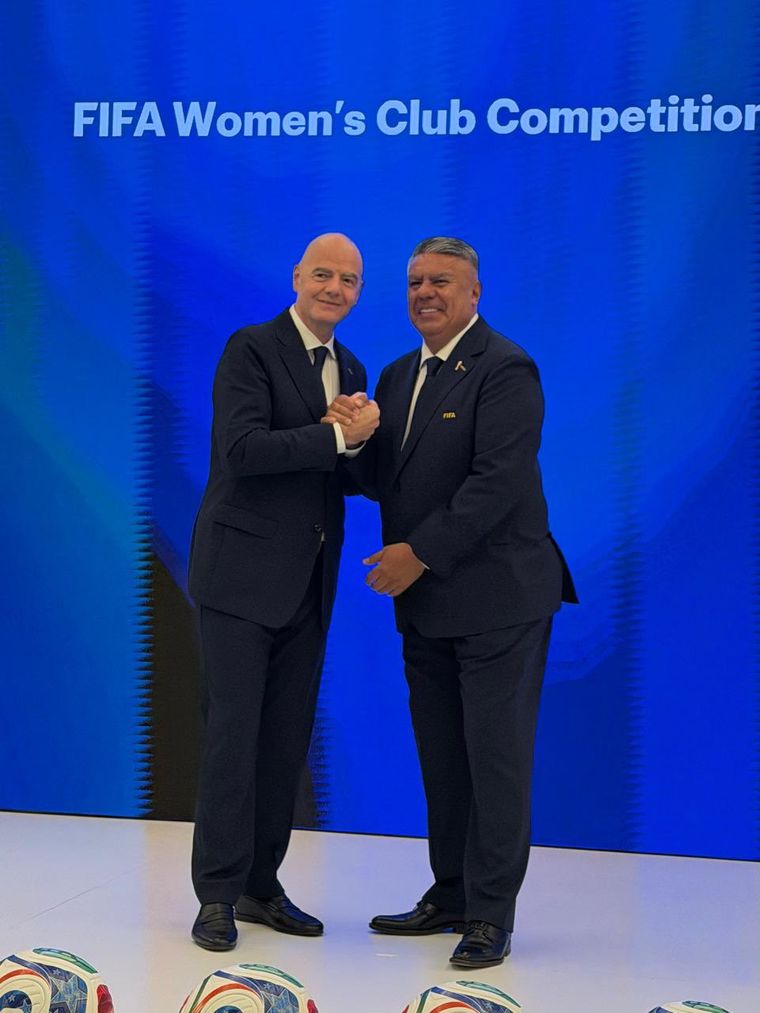 Chiqui Tapia junto a Infantino. Foto: X Chiqui Tapia junto a Infantino. Foto: X