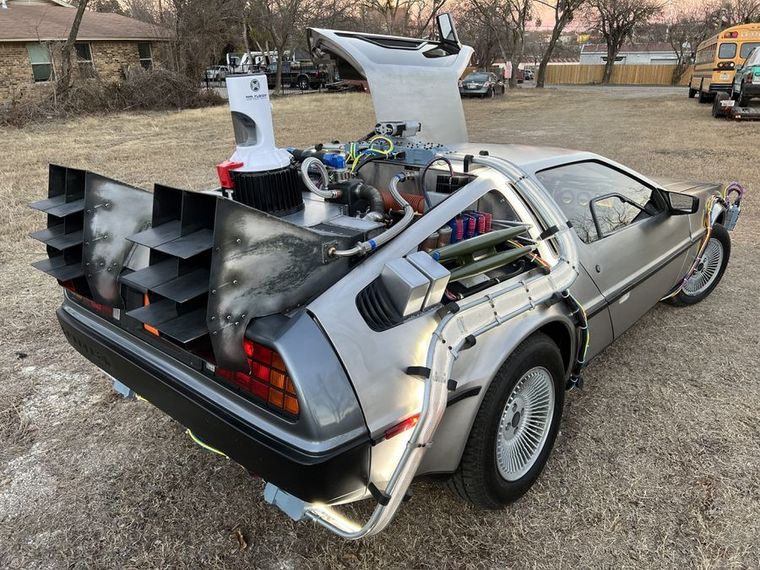 DeLorean DMC-12 El auto es idéntico al de Volver al Futuro.