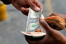 Los billetes de baja denominación de dólar escasean en Venezuela. Foto: REUTERS