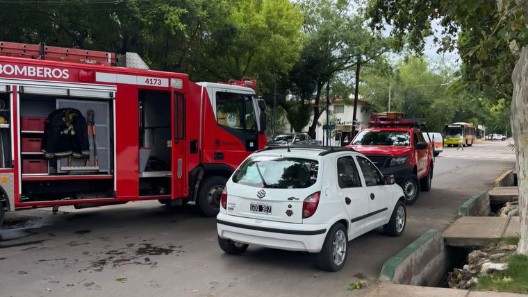 En el lugar trabajaron bomberos del Cuartel Celtral y Godoy Cruz. En el lugar trabajaron bomberos del Cuartel Celtral y Godoy Cruz.