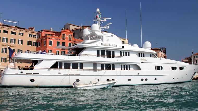 En las últimas horas, se dio a conocer que el lujoso yate pertenecía al empresario y político argentino, José Luis Manzano.