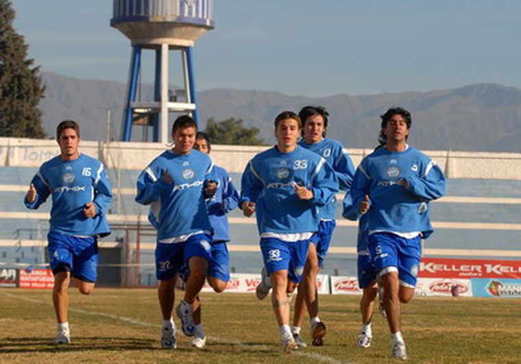 Los jugadores de Godoy Cruz trotan en el Gambarte. Foto: Nacho Gaffuri / MDZ