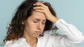 La Asociación Americana de Psicología ha señalado en múltiples informes que el estrés crónico, la inseguridad económica, la sobrecarga de información y las demandas sociales explican en parte este fenómeno de agotamiento.