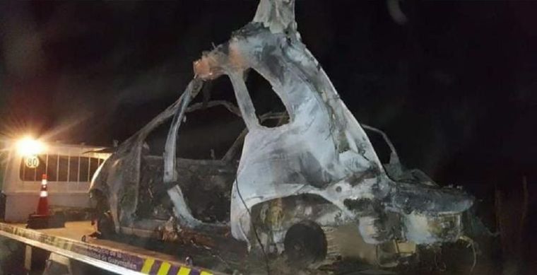 El coche totalmente consumido por las llamas