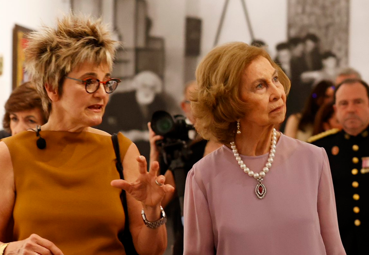 La reina Sofía mantiene sus looks sofisticados y un estilo muy personal Foto: Twitter @casareal