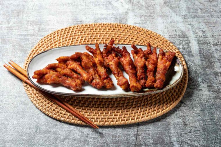 Las patas de pollo son fuente de colágeno.