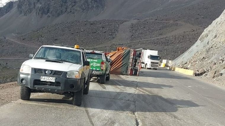Murieron un hombre y dos mujeres por el siniestro entre un camión y un auto en Chile Foto: Gendarmería Nacional