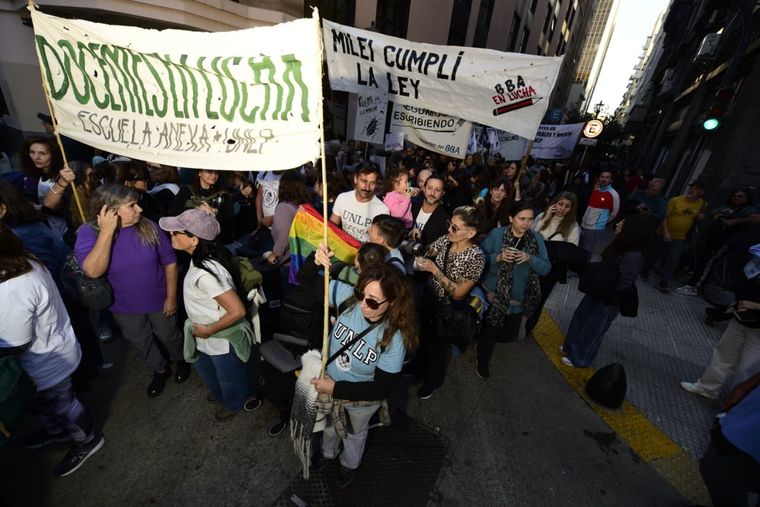 Reclamos a Milei en la marcha universitaria. Reclamos a Milei en la marcha universitaria.