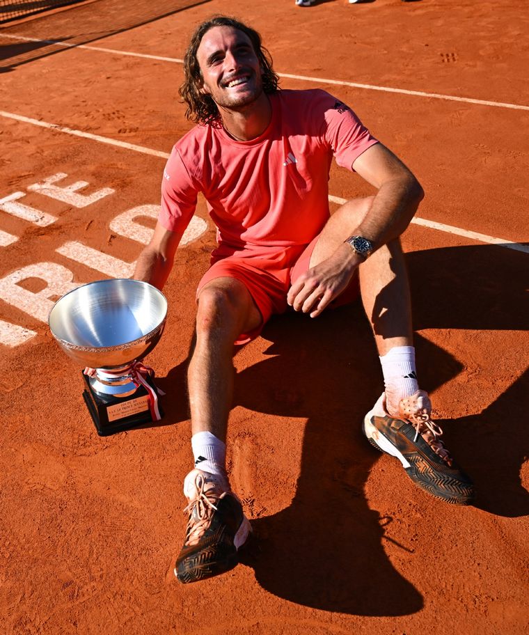 Stefanos Tsitsipas con el trofeo de Montecarlo. Foto: Twitter Masters 100 de Montecarlo