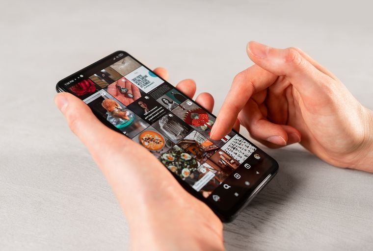 Las nuevas funciones de Instagram apuntan a agilizar la creación de contenido y mejorar la experiencia en el feed mediante ajustes del algoritmo. Las nuevas funciones de Instagram apuntan a agilizar la creación de contenido y mejorar la experiencia en el feed mediante ajustes del algoritmo.