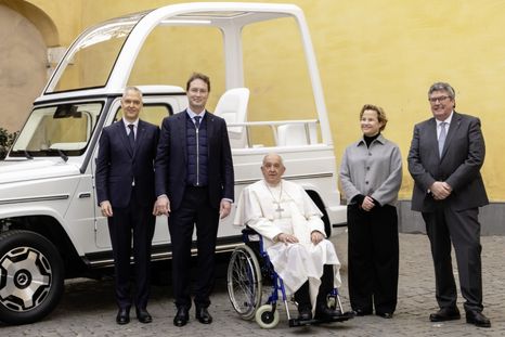 El nuevo “Papamóvil” de Mercedes que recibió el Papa Francisco Foto: Mercedes