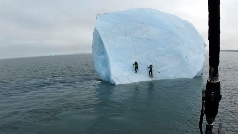 Aquí, el iceberg que se vuelca en el Ártico. Foto: Captura de pantalla