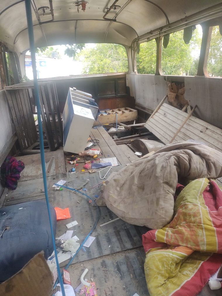 El colectivo estaba tomado y generaba un foco infeccioso, además de ser vinculado a hechos de inseguridad en la zona. El colectivo estaba tomado y generaba un foco infeccioso, además de ser vinculado a hechos de inseguridad en la zona.