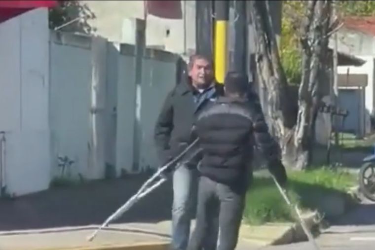 El hombre arroja sus muletas durante la pelea