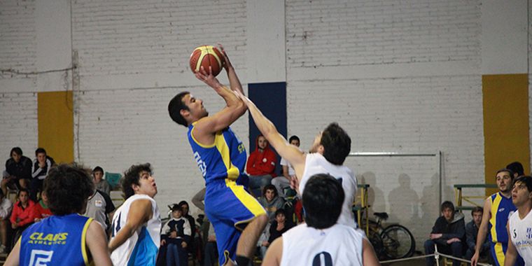 L. González, marcado con falta por M. Pescara. Foto: Mathias Guijarro/Mediamza.com