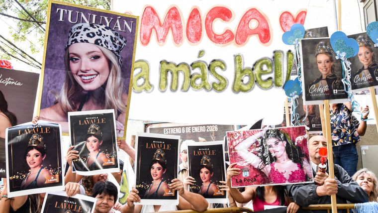 Carteles pintados a mano, fotos y banderas que llegaron desde los puntos más lejanos de la provincia. Carteles pintados a mano, fotos y banderas que llegaron desde los puntos más lejanos de la provincia.