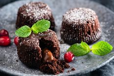 El postre más tentador: receta de volcán de chocolate para impresionar.